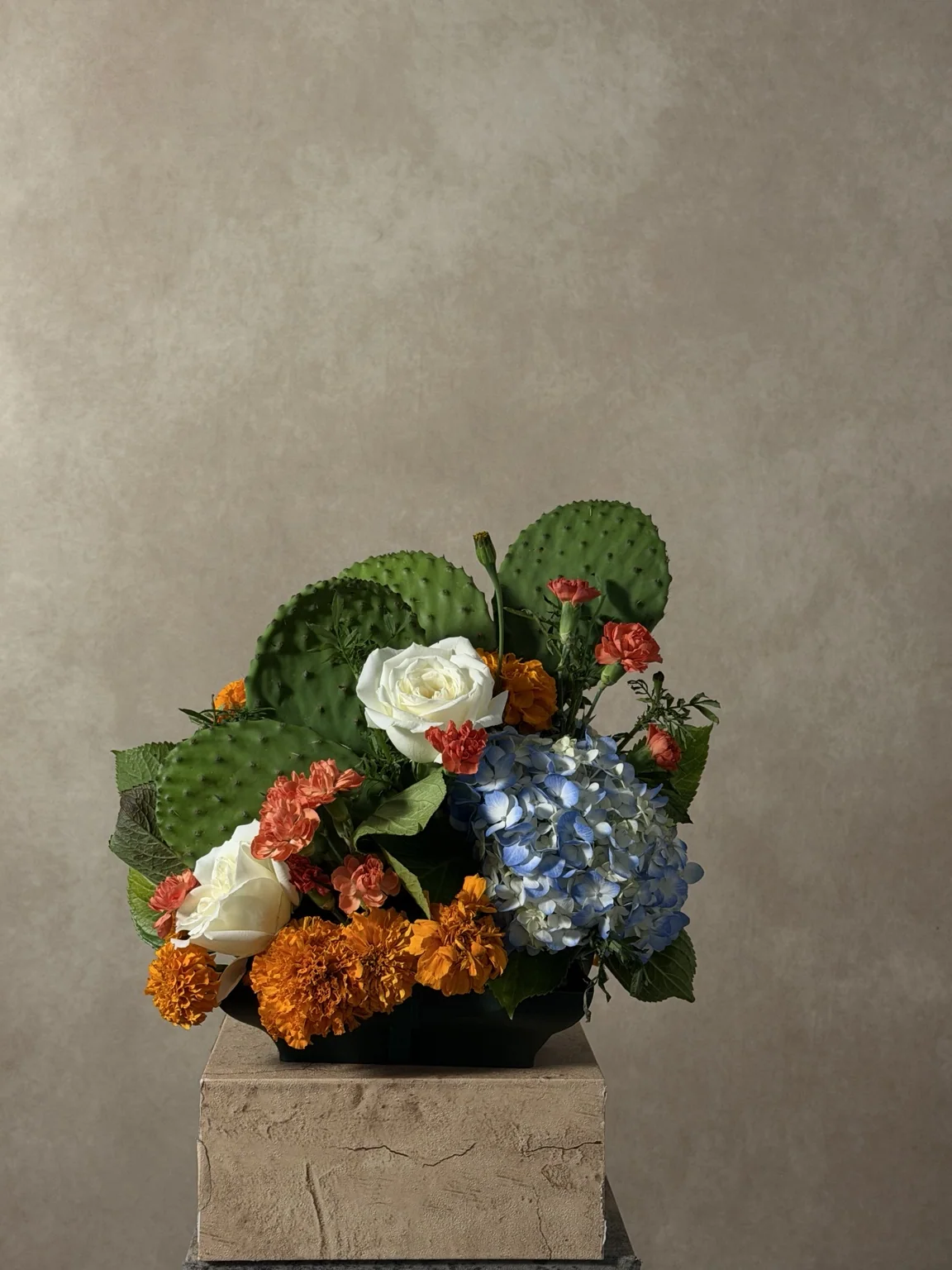 Second centerpiece of nopal, marigolds, roses and hydrangea